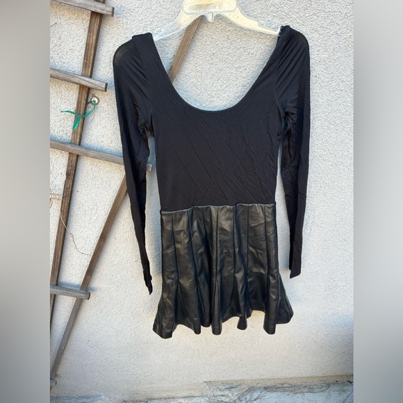 Alice + Olivia Arden Vegan Leather Scoop Neck Pleated Mini Dress in Black NWT! - Picture 3 of 7